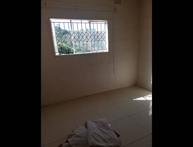 2 BEDROOM FLAT FOR SALE IN CROSSMOOR